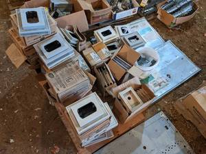 lot 210 image: Large Lot of Assorted Vinyl Mounting Blocks - See Pictures for Details