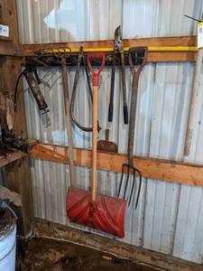 lot 220 image: Shovel, Pitchfork, Grease Gun, Handle, Tree Saw and Cutter - 6 Pieces