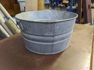 lot 248 image: Vintage Galvanized Washtub - 20 Diameter x 10 Tall