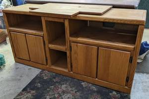 lot 321 image: TV Entertainment Stand w Swivel Top - Measures 59 x 28 x 16 Deep