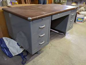 lot 322 image: Vintage Metal Desk - Measures 60 x 33 x 30