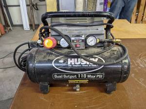 lot 324 image: Husky 2 Gallon Air Compressor - 110V