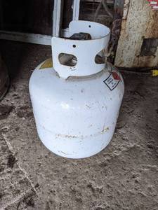 lot 363 image: Full 20# LP Tank