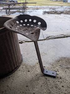 lot 369 image: Tractor Seat - Measures 15 x 15 x 24