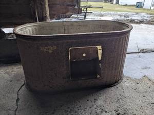 lot 371 image: Stock Tank - Measures 46 x 25 x 23