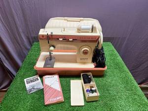 lot 3 image: Singer Merritt 2404 Sewing Machine