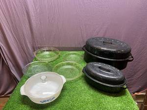 lot 27 image: Roasters & Pyrex Pans