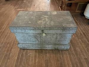lot 50 image: Vintage Chest