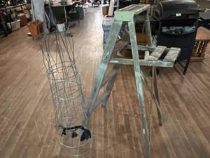lot 51 image: Stepladder & Tomato Cages
