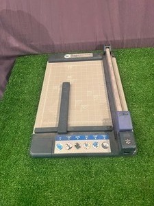 lot 65 image: 15 Heavy Duty Rotary Trimmer
