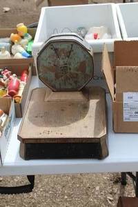 lot 39 image: Vintage Detecto 250-lbs Scale