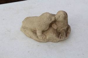 lot 83 image: Table Figurine - Two Seals