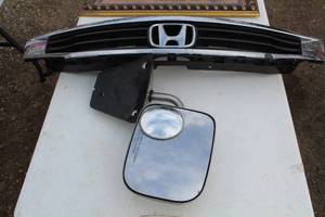 lot 91 image: Lot of (2) Car Parts - Honda Grill, Pickup Truck Side Mirror