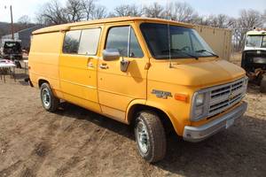 lot 3 image: 1990 Chevrolet G30 3-door Cargo Van
