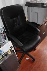 lot 32 image: Rolling Office Arm Chair