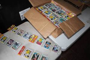 lot 119 image: Lot of (100 Packs) 1988 Topps Baseball Picture Collectors Cards Cello Rack Pack (Unopened )