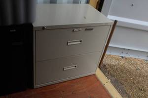 lot 158 image: Hon Metal Lateral File Cabinet