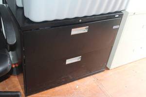 lot 159 image: Hon Metal Lateral File Cabinet