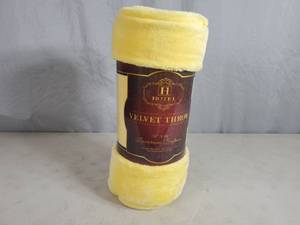 lot 39 image: New Hotel Collection Velvet Throw