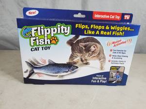 lot 51 image: New Flippity Fish Interactive Cat Toy
