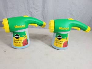 lot 171 image: 2 New Miracle-Gro Garden Feeders