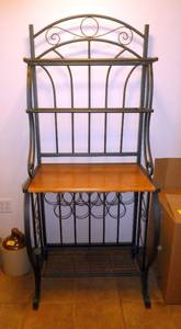 lot 3 image: Bakers rack