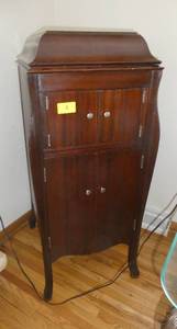 lot 4 image: Beautiful Victrola with extra needles, stands 42 tall, 21x17, you dont see them in this condition very often