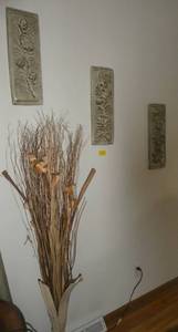 lot 5 image: Wall and floor standing dcor