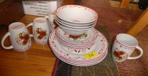 lot 14 image: Set of Christmas dishes for 4
