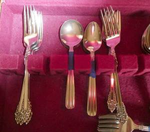lot 17 image: Mixture of stainless silverware in a tarnish proof case