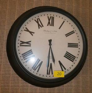 lot 20 image: Large 20 clock battery operated