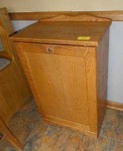 lot 37 image: Enclosed waste basket cabinet - knob is missing - measures 20x12x30
