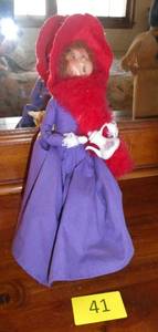 lot 41 image: Byers Choice Carolers Grandma sitting in a chair