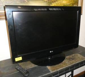 lot 53 image: LG model 32LG30 flat screen tv, overall is 31 wide x 24 tall - works great