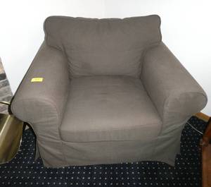 lot 57 image: Nice padded chair 32x40