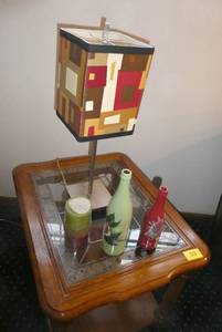 lot 59 image: Rectangular end table with some wear 22x26x21 with lamp and dcor