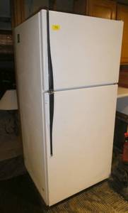 lot 79 image: Hotpoint refrigerator works great
