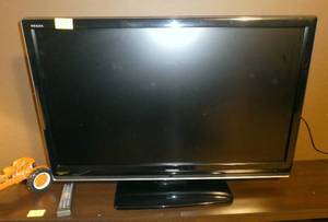 lot 87 image: Toshiba tv 39x27 - works fine