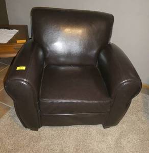 lot 89 image: Nice chair 39 wide 31 deep 38 tall