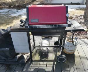 lot 112 image: Red Weber grill with propane tank and cover