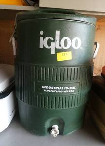 lot 137 image: Igloo 10 gallon drinking water cooler