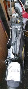 lot 140 image: Kids golf bag full of clubs