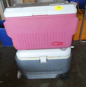 lot 158 image: 2 coolers Igloo and Rubbermaid