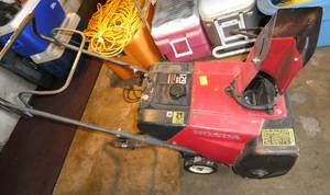 lot 182 image: Honda 4 stroke HS 621 snowblower - has good compression