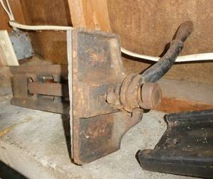 lot 185 image: Wood vise and Drill press vise