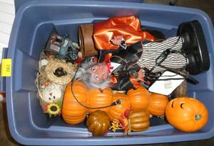 lot 190 image: tote full of Halloween dcor