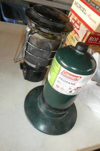lot 217 image: Campingpicnic time - basket with supplies and coleman propane lantern