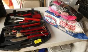 lot 262 image: Grilling set and 2 bags of charcoal