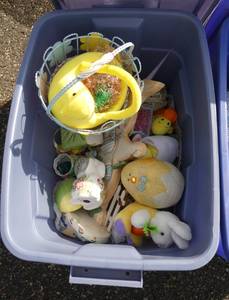 lot 312 image: Tote full of easter dcor