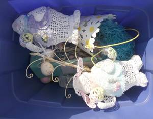 lot 314 image: Tote full of easter dcor